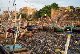 Accra;-Ghana;-Jamestown;-beach;-pirogue;-James-Fort;-Royal-African-Company;-1673;-colonial-heritage;-Gold-Coast;-plastic-pollution;-waste;-Korle-Lagoon;-environmental-crisis;-artisanal-fishing;-fishing-community;-Gulf-of-Guinea;-West-Africa;-documentary-photography;-environmental-photography;-Kaleidos;-Kaleidos-images;-La-parole-à-limage;-Stories-Pictures;-Tarek-Charara